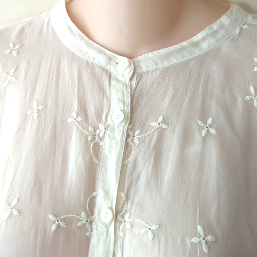 Johnny Was Embroidered Floral Round Neck Button Down XS